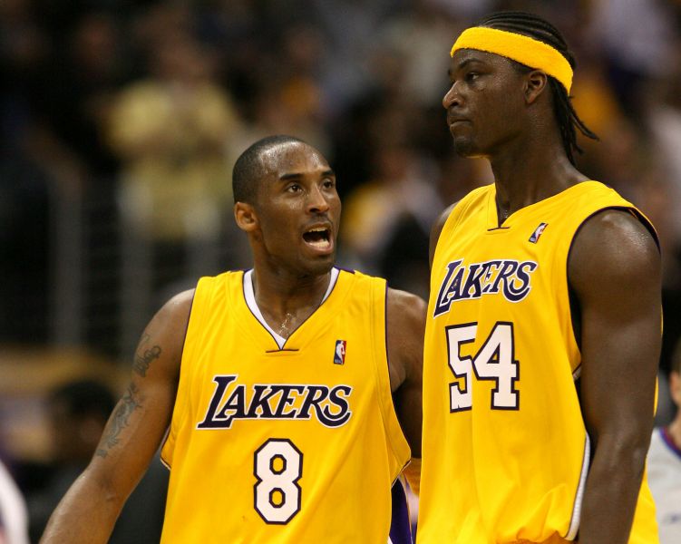 Former_Los_Angeles_Lakers_Kobe_Bryant_left_and_Kwame_Brown_during_a_game_against_the_Phoenix_Sun_31742_16174.jpg