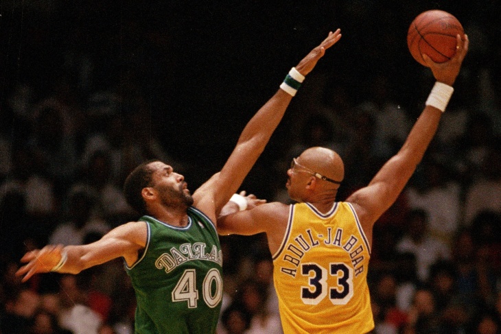 Kareem Abdul-Jabbar doing his signature skyhook against Dallas Mavericks center James Donaldson