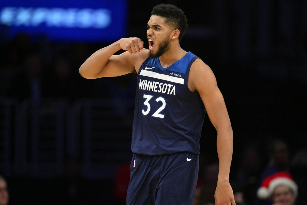 New York Knicks center Karl-Anthony Towns (32) against the Phoenix Suns at Footprint Center. Mandatory Credit: Mark J. Rebilas-Imagn Images