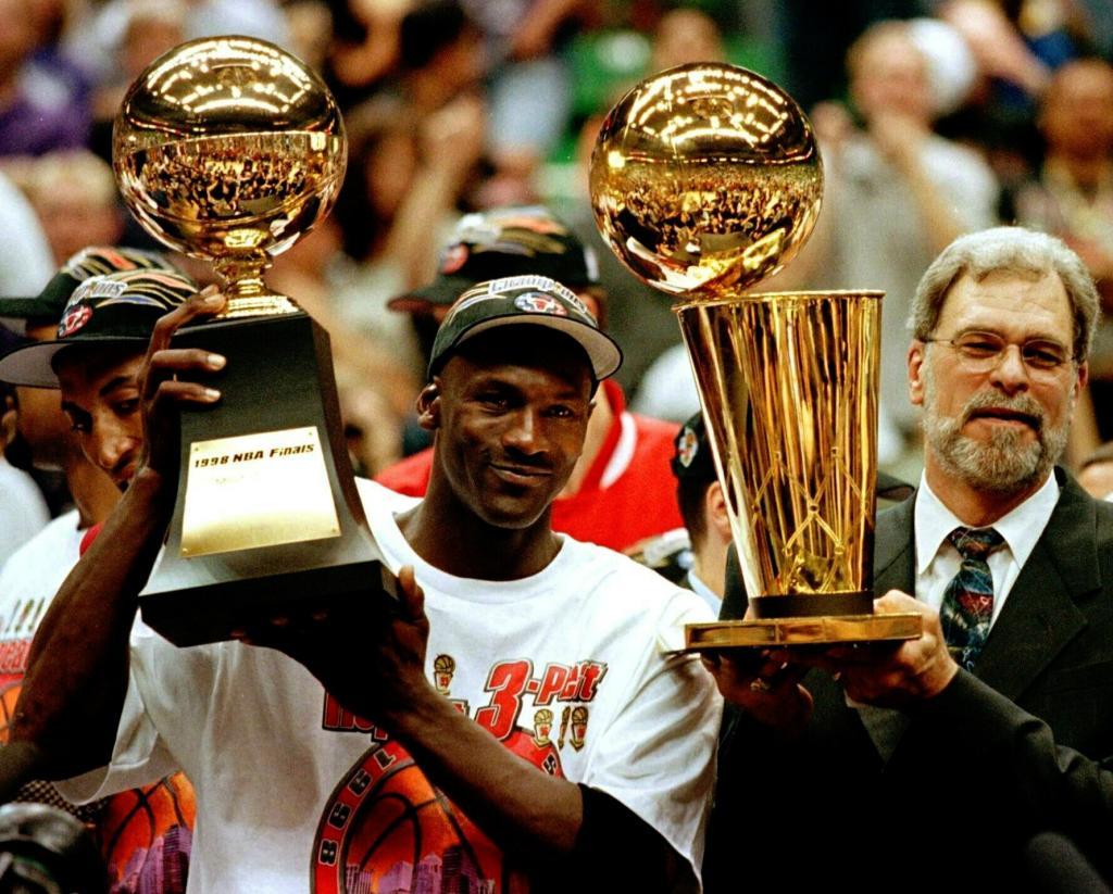 MICHAEL JORDAN Y PHIL JACKSON LEVANTAN EL TROFEO DE CAMPEON E LA NBA