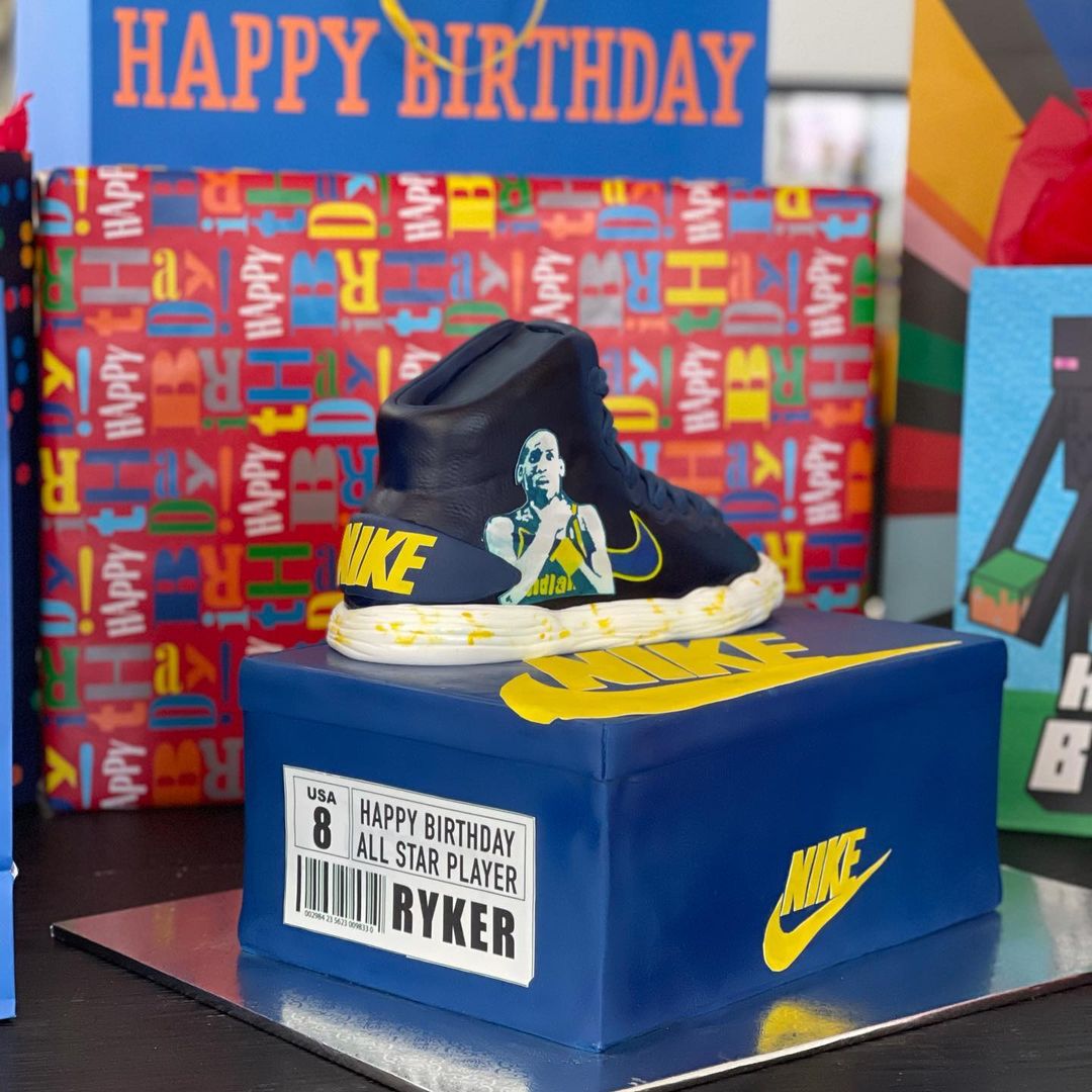 <em></figure>
<p>This was a nice gesture from Ryker. It shows how much he admires his father. In case you don’t know where that choke sign comes from, on June 1, 1994, Miller went off on his nemesis New York Knicks, dropping 25 points in the 4th quarter of a game.&nbsp;</p>
<p>The Knickerbockers entered the last period with a 12-point advantage over the Pacers. Miller dropped 25 of his 39 points in the 4th, winning the game for Indiana. He mocked movie director Spike Lee with the choke sign as the Pacers took a 93-86 victory and take a 3-2 lead in the series.&nbsp;</p>
<p>That moment is still unforgettable, more so after you learn that Ryker loves that moment for his father.&nbsp;</p></p>
</div>
					<div class=