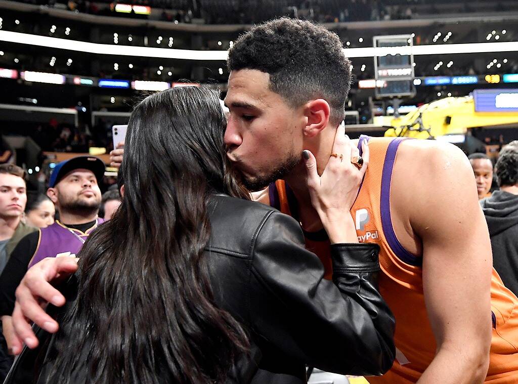 rs_1024x759-211023123159-1024-Kendall-Jenner-Devin-Booker-Kiss