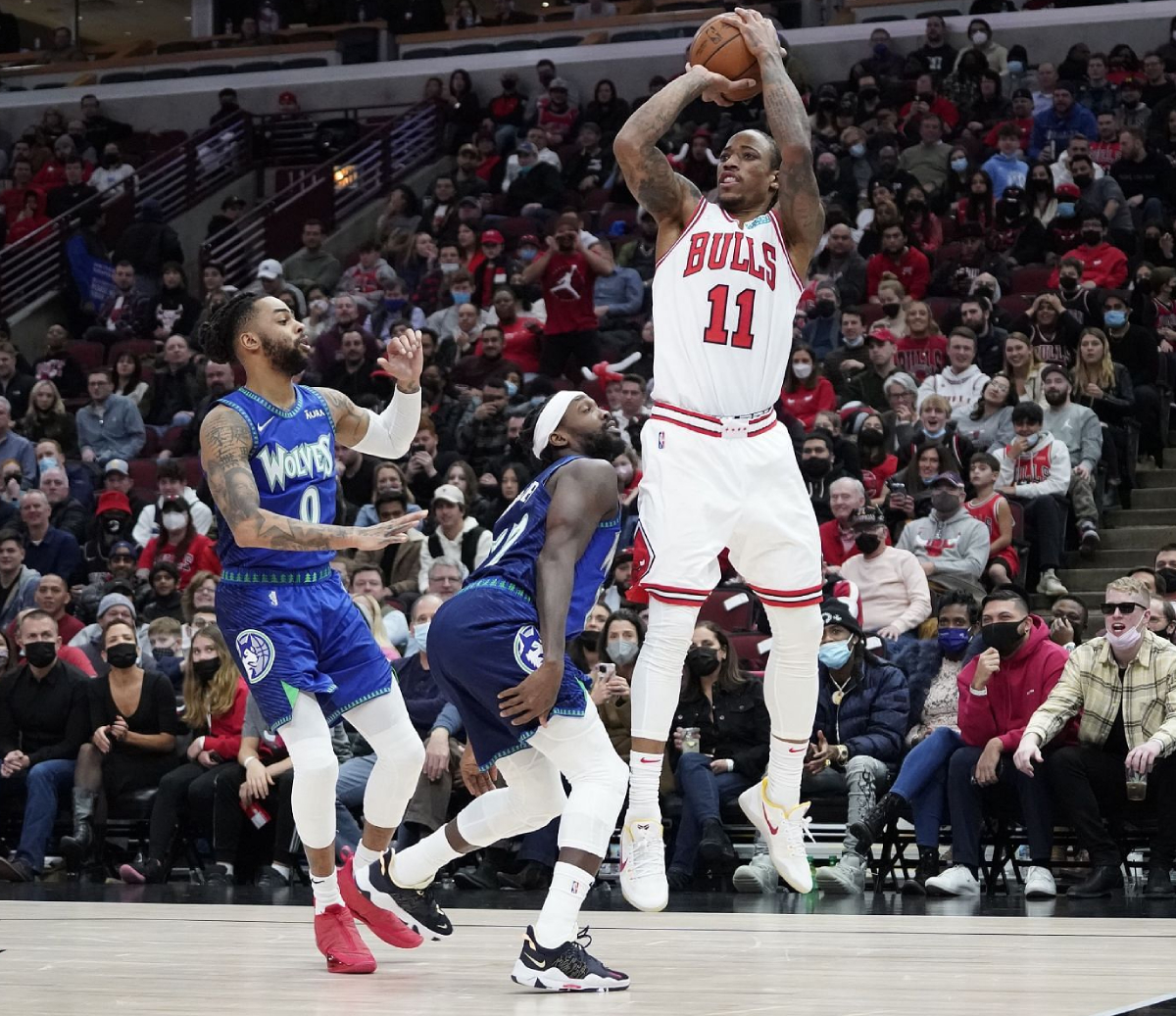DeMar DeRozan Let Patrick Beverley Know He's Too Small After Hitting A Shot Over Him