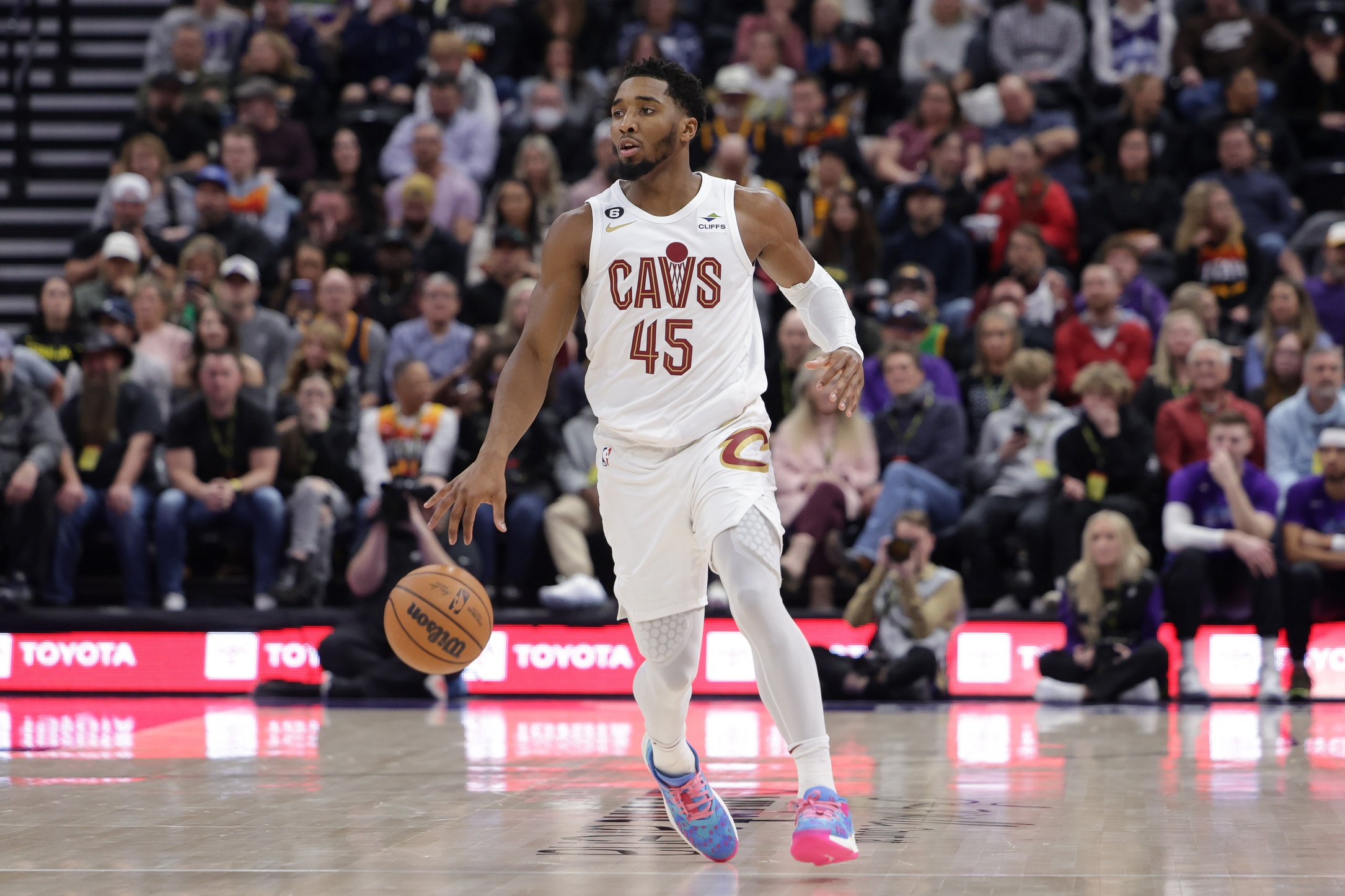 Donovan Mitchell Hilariously Called Out His Teammate For Crashing His Post-Game Interview: “Children! I’m Watching y’all"