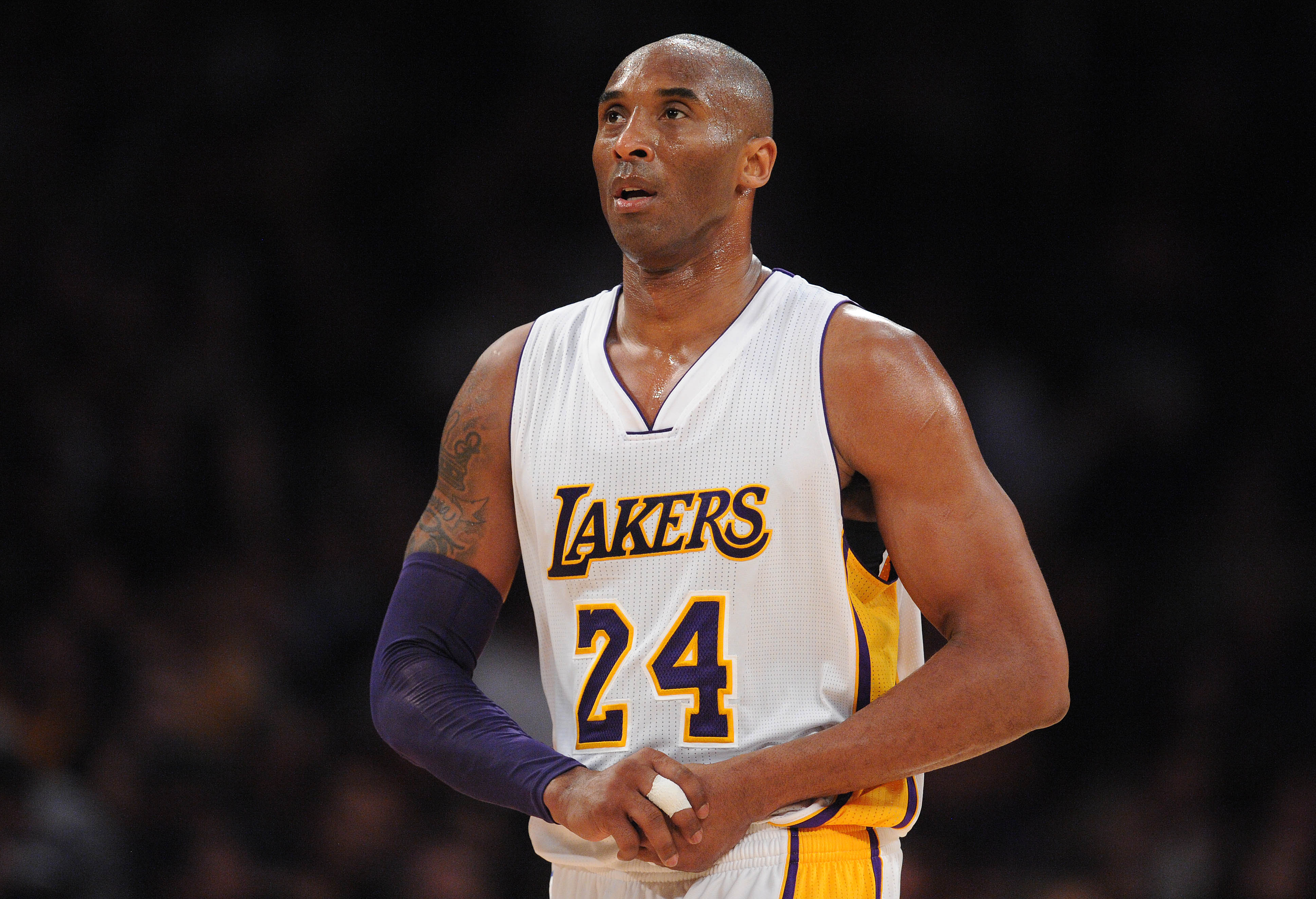 Kobe Bryant Paid Out Over $1,000 After Losing Bet To Courtside Fans