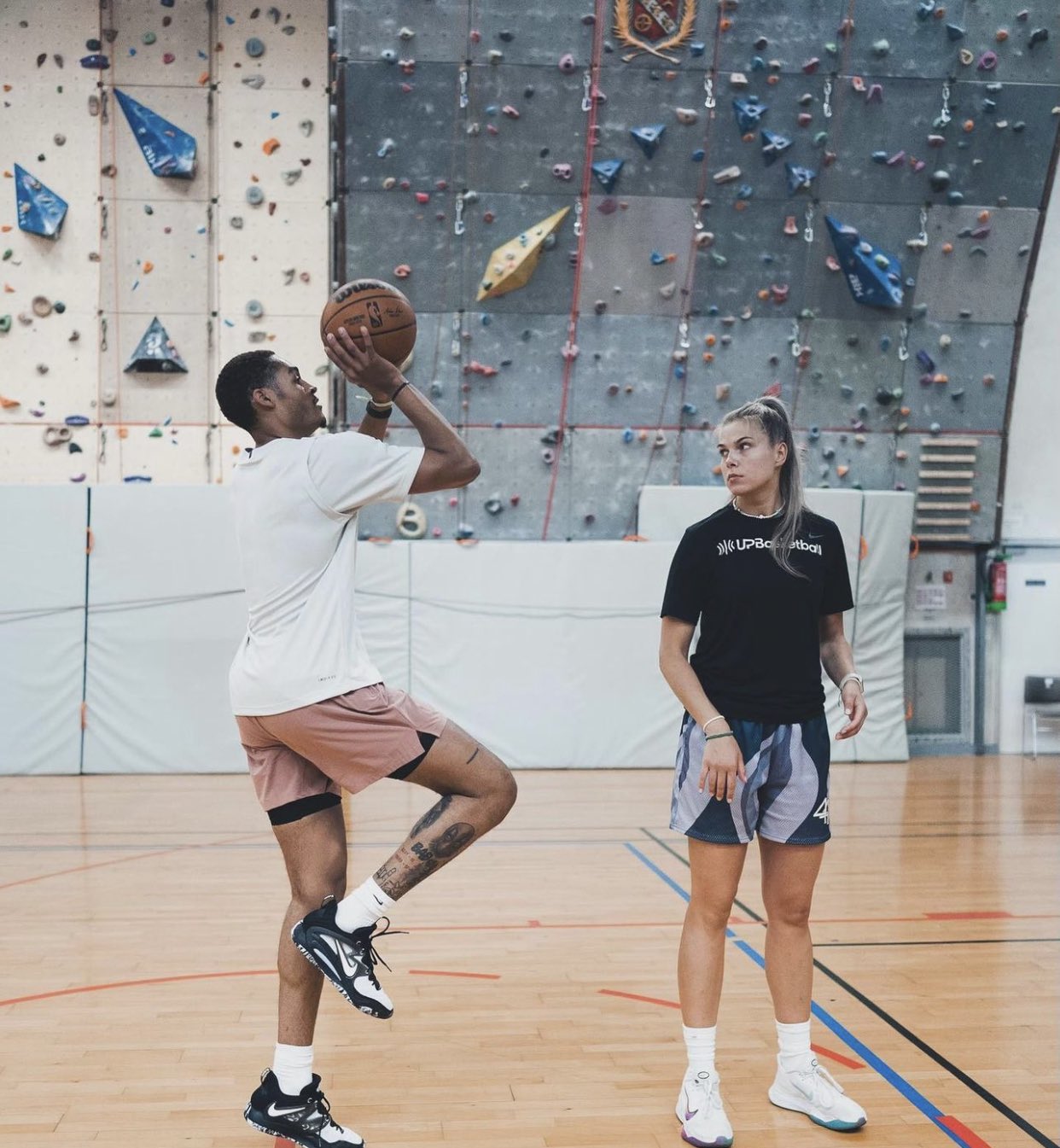 NBA Fans React To Seeing Jordan Poole Practice With A Female Coach On The Court: "He Can't Stay Focused On His Workouts"