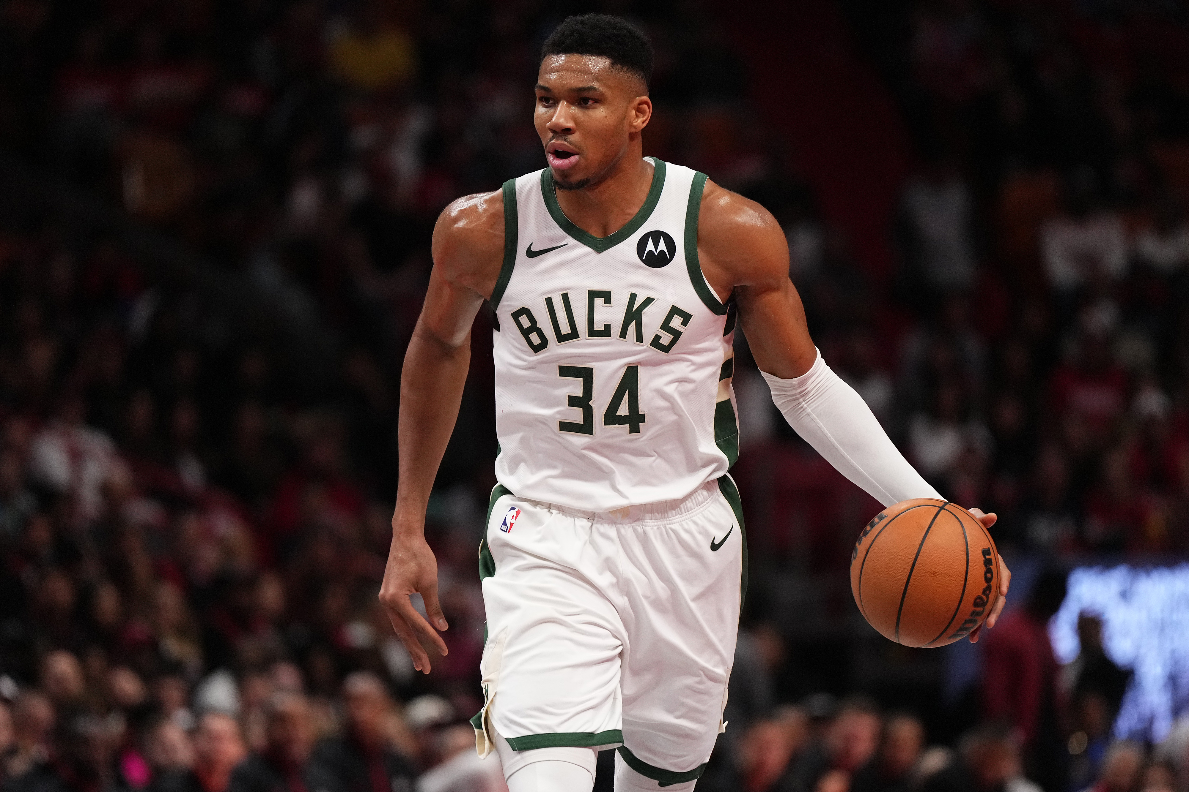 Giannis Antetokounmpo Took Just One Dribble While Covering 3/4th Of The Court And Dunked The Ball: "Traveled To Greece"