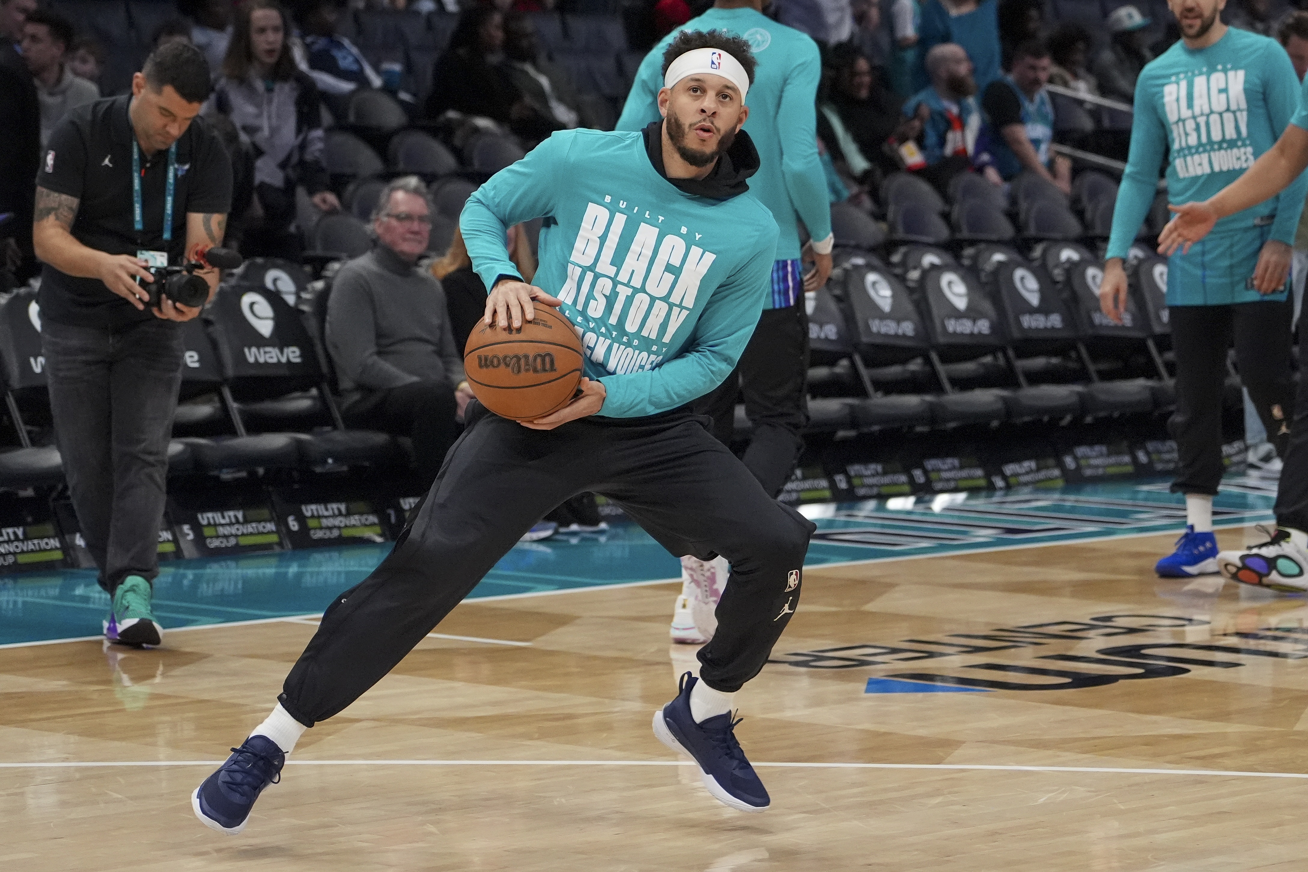 Feb 10, 2024; Charlotte, North Carolina, USA; Charlotte Hornets guard Seth Curry (30) during warms ups before the first quarter against the Memphis Grizzlies at Spectrum Center. Mandatory Credit: Jim Dedmon-Imagn Images