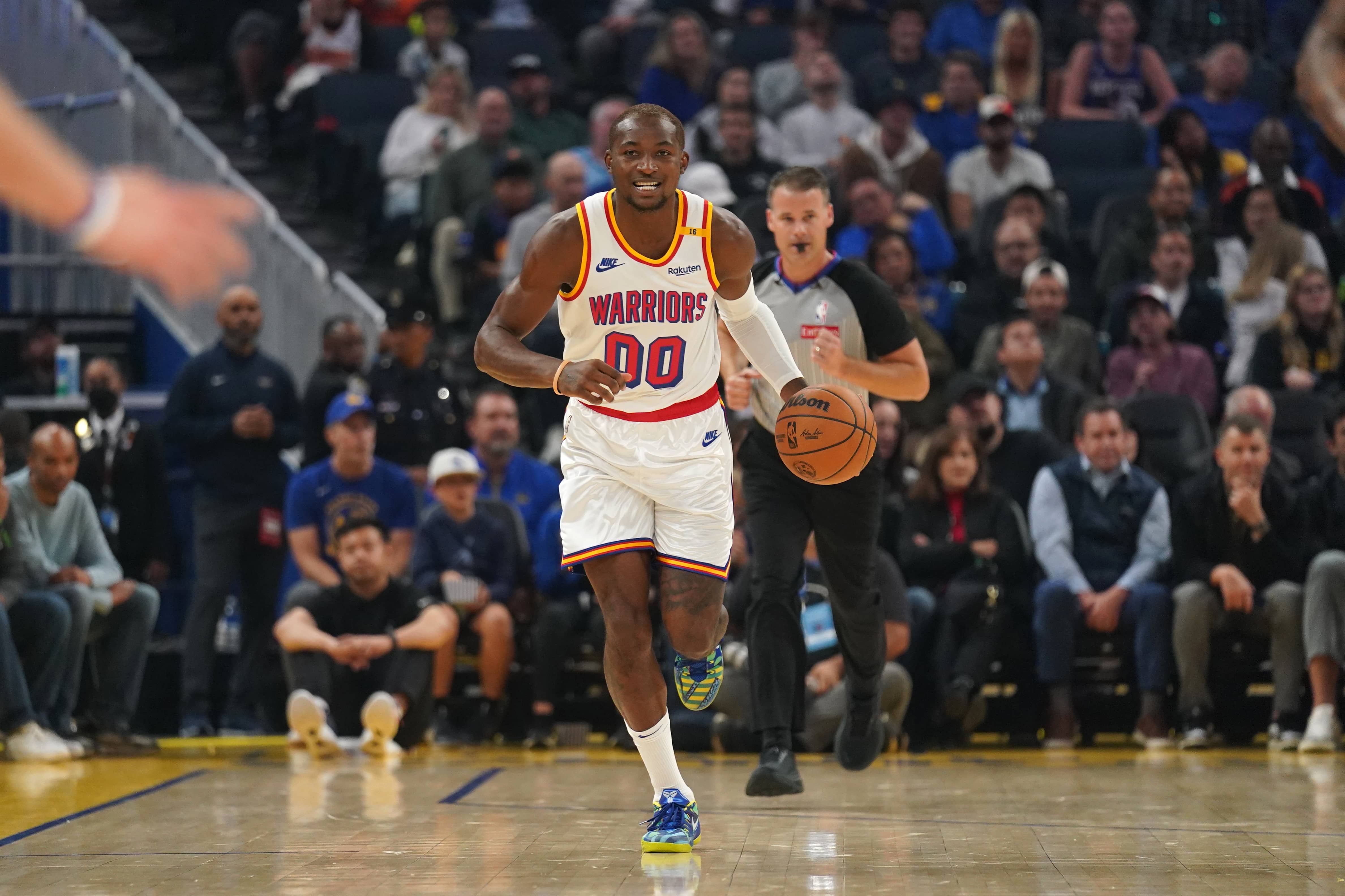 Golden State Warriors forward Jonathan Kuminga (00) dribbles the ball up-court at the Chase Center.