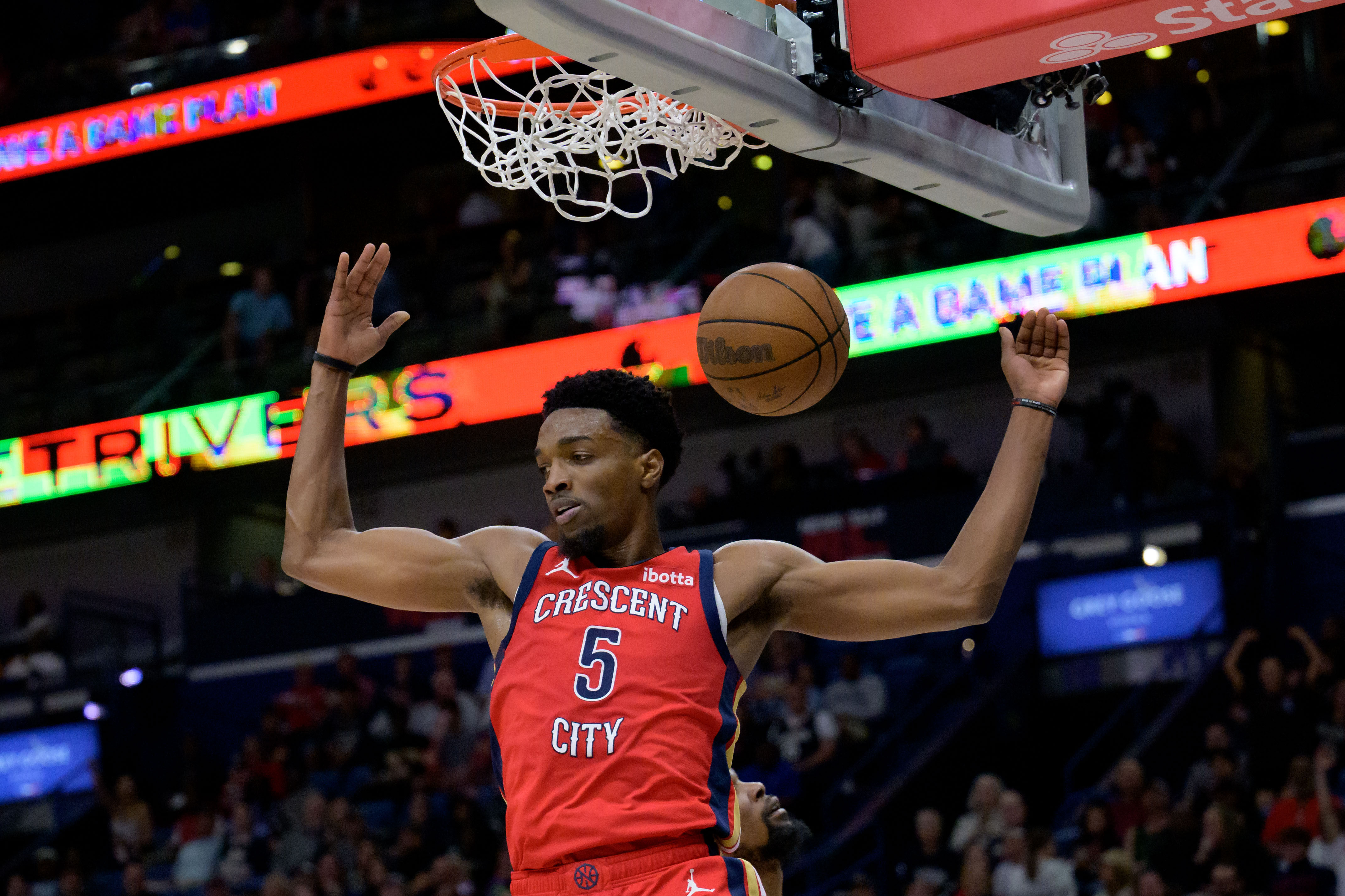 New Orleans Pelicans forward Herbert Jones (5) dunks against Phoenix Suns forward Kevin Durant during the second half at Smoothie King Center. Mandatory Credit: Matthew Hinton-Imagn Images