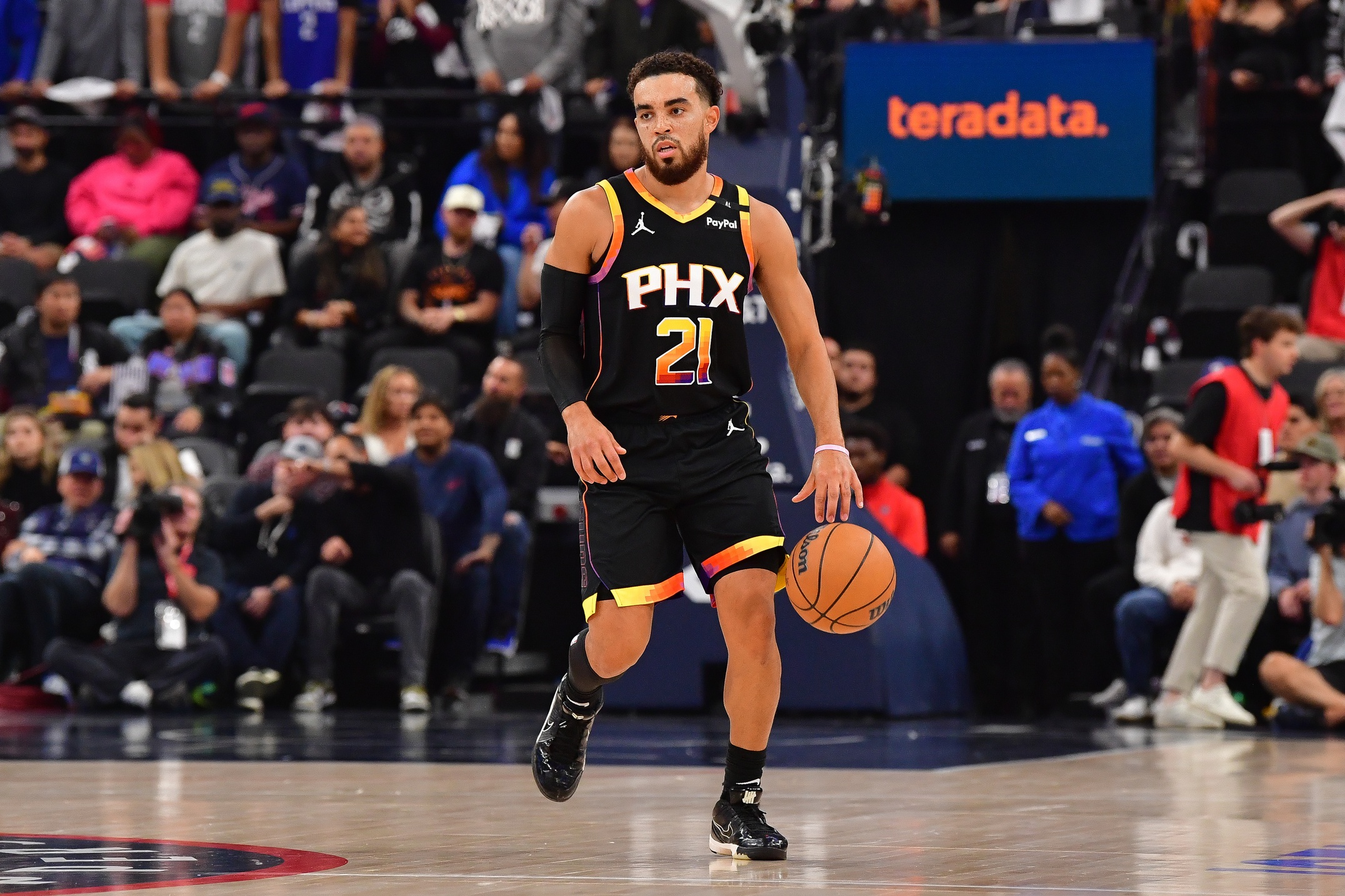 Oct 31, 2024; Inglewood, California, USA; Phoenix Suns guard Tyus Jones (21) controls the ball against the Los Angeles Clippers during the first half at Intuit Dome.