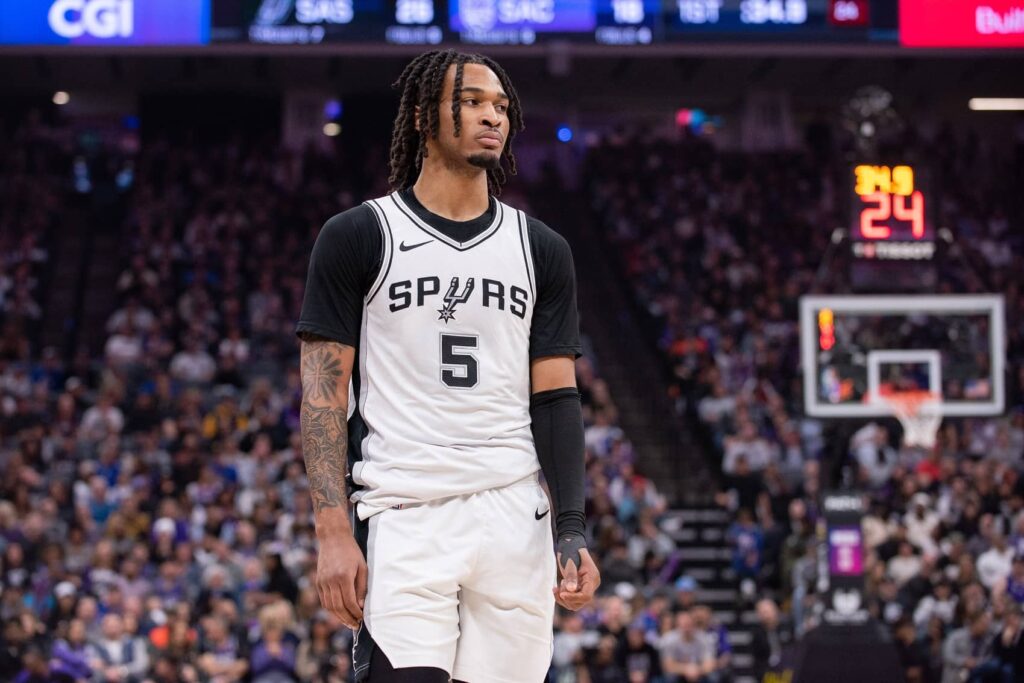 Stephon Castle (5) of the San Antonio Spurs in action against the Kings.