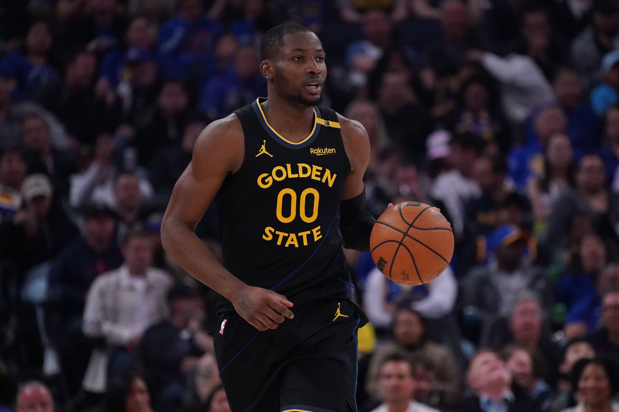 San Francisco, California, USA; Golden State Warriors forward Jonathan Kuminga (00) dribbles upcourt against the San Antonio Spurs in the second period at Chase Center. Mandatory Credit: David Gonzales-Imagn Images