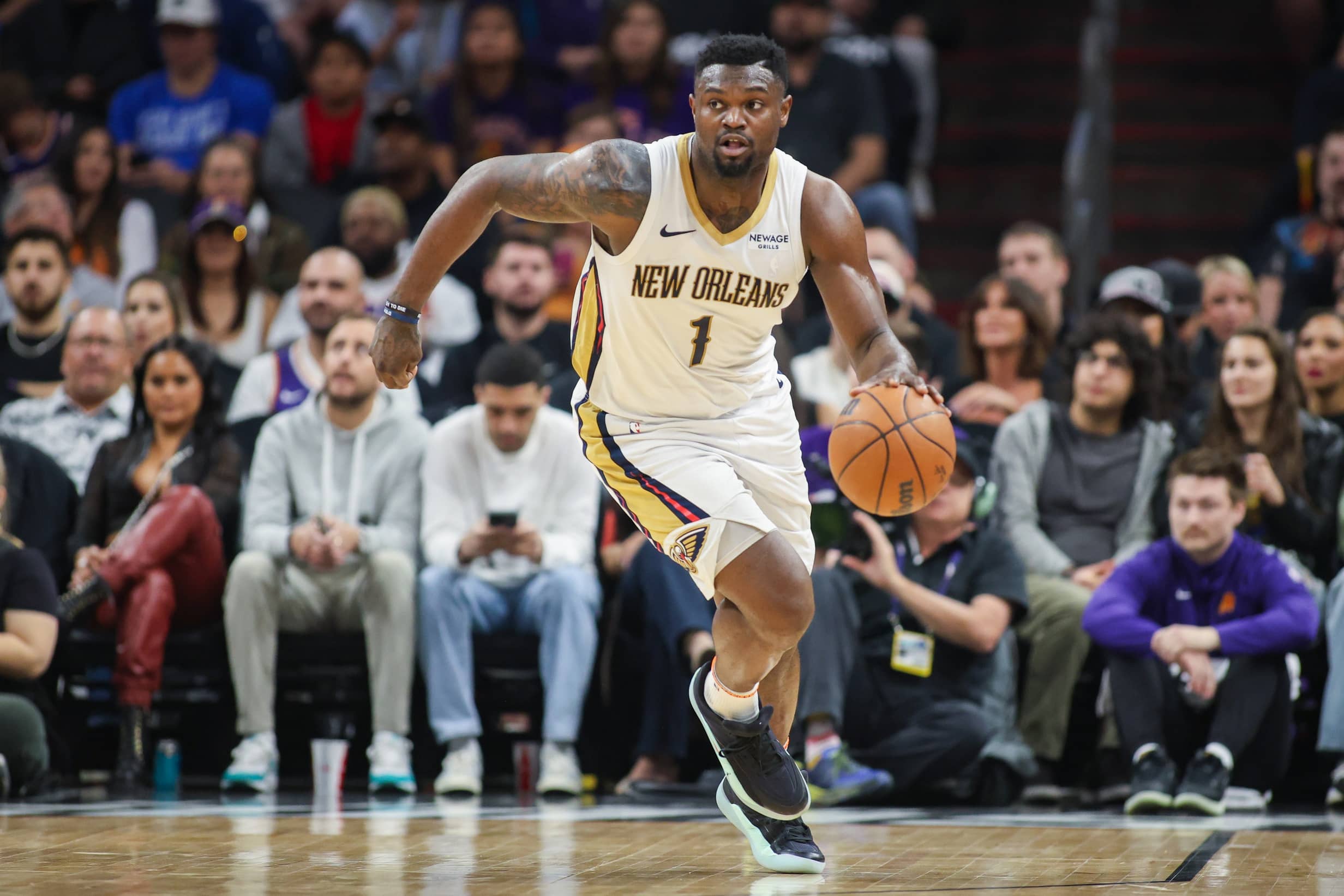 New Orleans Pelicans forward Zion Williamson (1) dribbles against the Phoenix Suns in the second quarter at Footprint Center.