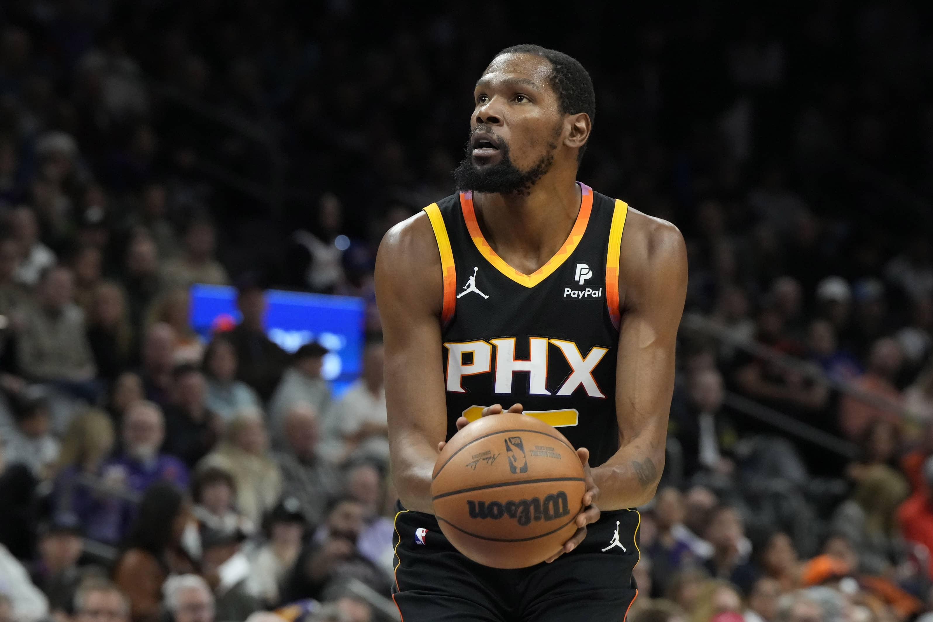 Phoenix Suns forward Kevin Durant (35) shoots a technical foul against the New York Knicks in the first half at Footprint Center.