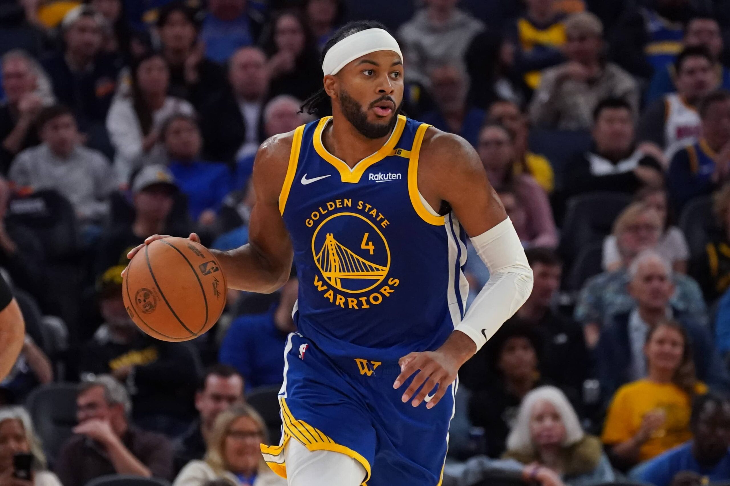 Moses Moody dribbles the ball during a game between the Golden State Warriors and New Orleans Pelicans.