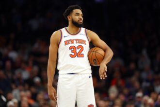 Phoenix, Arizona, USA; New York Knicks center Karl-Anthony Towns (32) against the Phoenix Suns at Footprint Center. Mandatory Credit: Mark J. Rebilas-Imagn Images