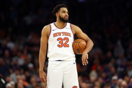 Phoenix, Arizona, USA; New York Knicks center Karl-Anthony Towns (32) against the Phoenix Suns at Footprint Center. Mandatory Credit: Mark J. Rebilas-Imagn Images