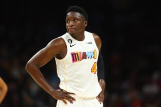 Miami Heat guard Victor Oladipo (4) against the Phoenix Suns at Footprint Center.