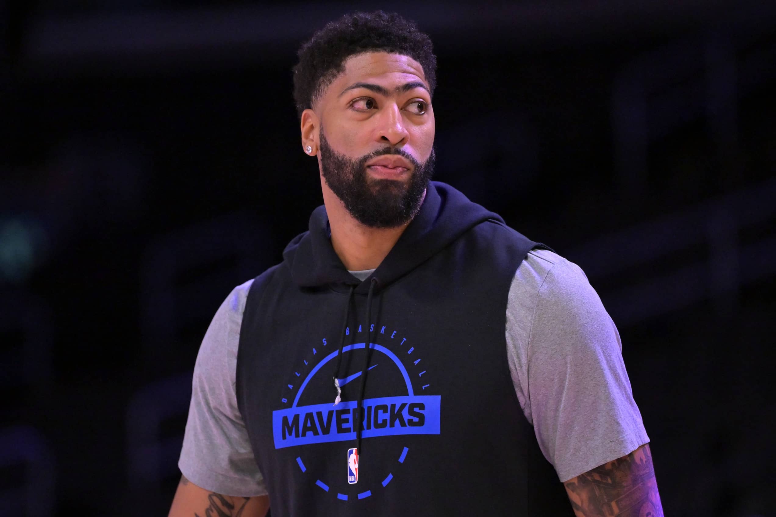 Dallas Mavericks forward Anthony Davis (3) warms up prior to the game against the Los Angeles Lakers at Crypto.com Arena.