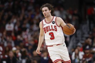 Chicago Bulls guard Josh Giddey (3) brings the ball up court against the Washington Wizards during the first half at United Center.