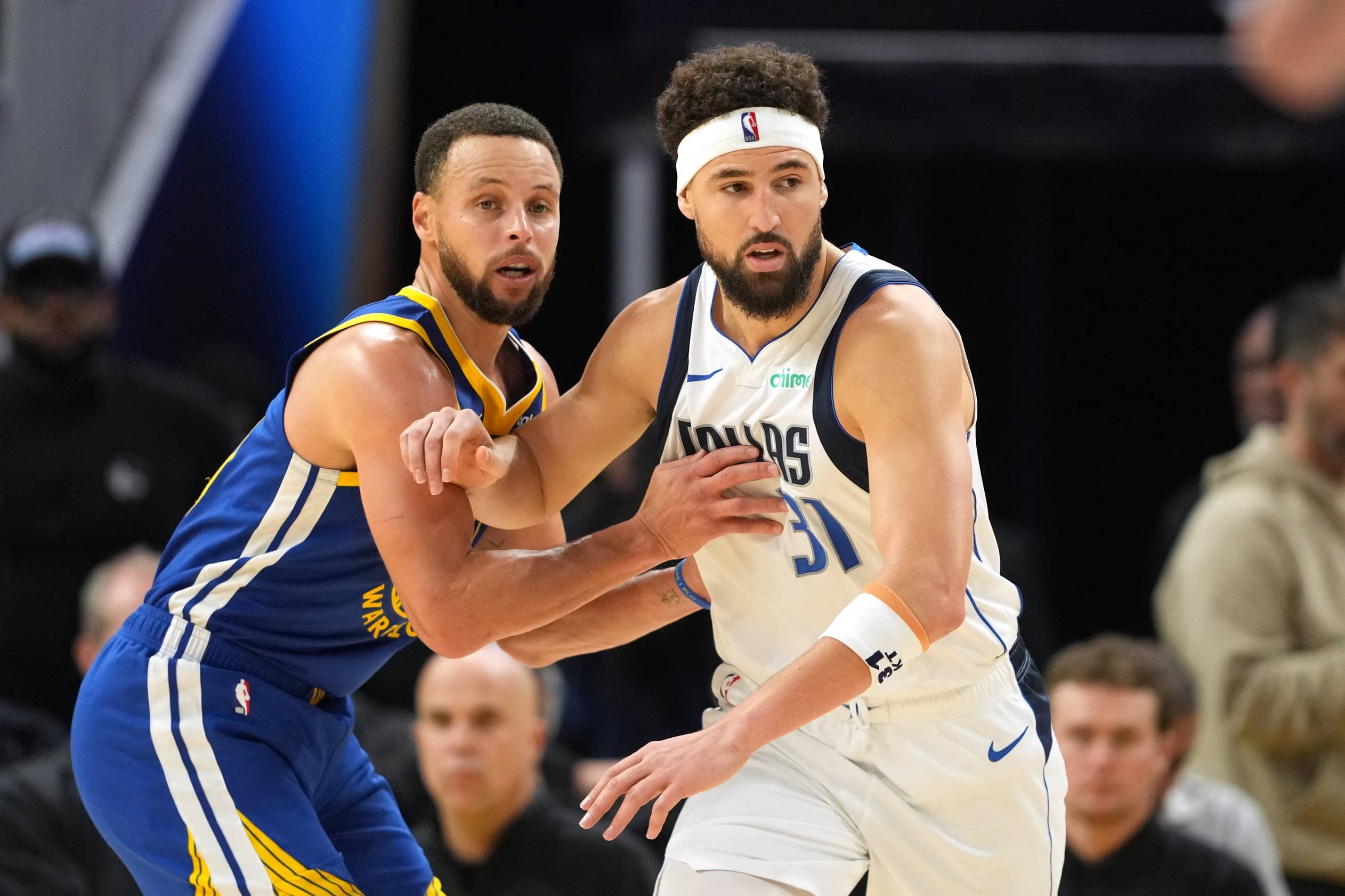 Dec 15, 2024; San Francisco, California, USA; Golden State Warriors guard Stephen Curry (left) defends against Dallas Mavericks guard Klay Thompson (31) during the fourth quarter at Chase Center. Mandatory Credit: Darren Yamashita-Imagn Images