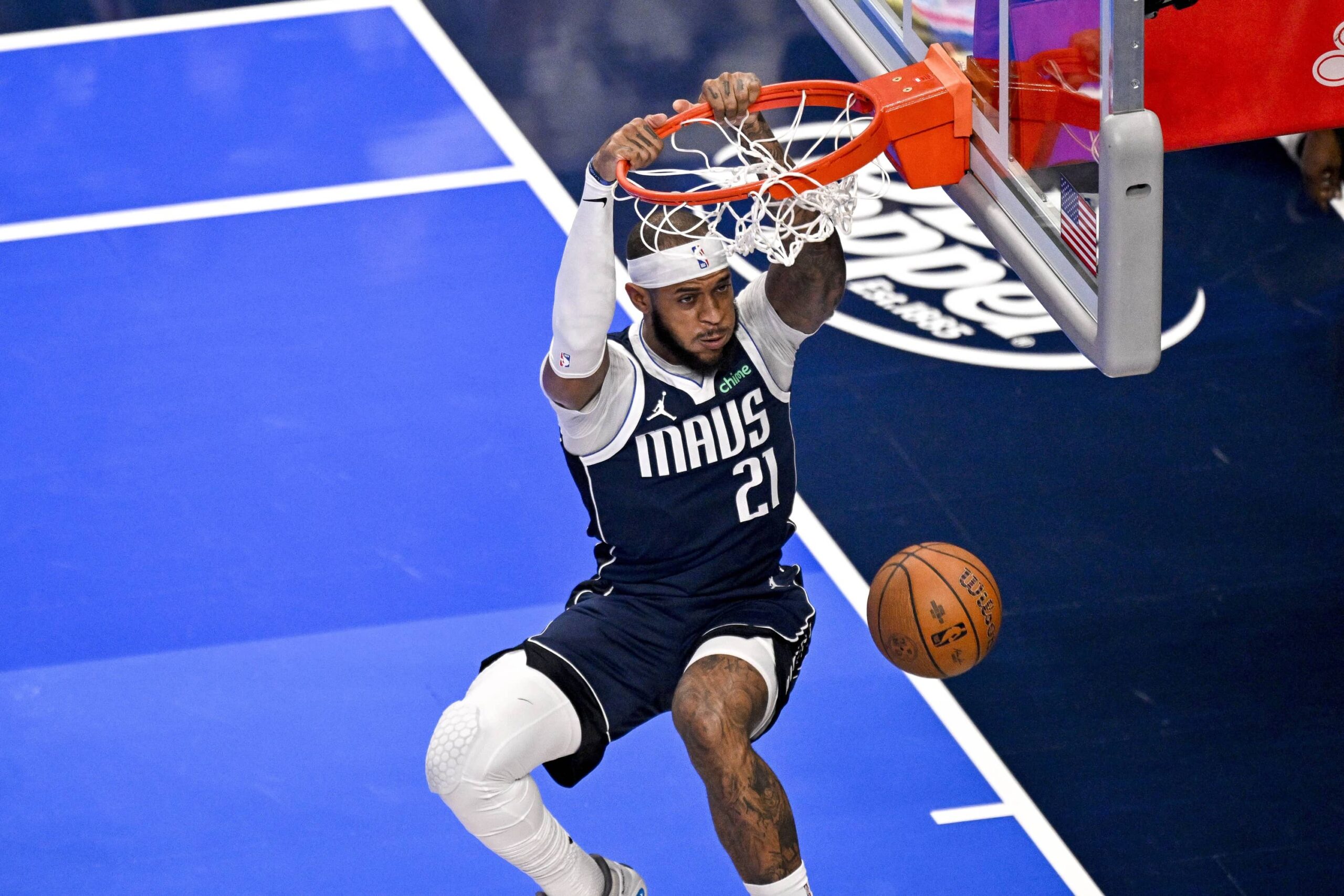 Nov 14, 2025; Dallas, Texas, USA; Dallas Mavericks forward Daniel Gafford (21) dunks the ball against the LA Clippers during the first quarter in an NBA Cup game at the American Airlines Center. Mandatory Credit: Jerome Miron-Imagn Images