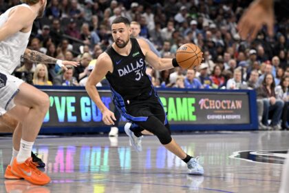 Dallas, Texas, USA; Dallas Mavericks guard Klay Thompson (31) brings the ball up court against the Memphis Grizzlies during the first quarter at the American Airlines Center. Mandatory Credit: Jerome Miron-Imagn Images