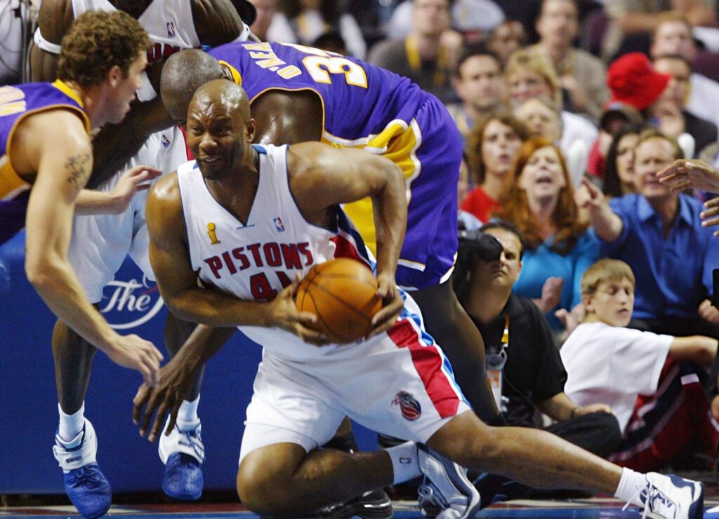 JUNE 15: Elden Campbell #41 of the Detroit Pistons scrambles on the floor for posession of a loose ball against Luke Walton #4 (L0 and Shaquille O'Neal #4 (back) of the Los Angeles Lakers during the second quater in game five of the 2004 NBA Finals on June 15, 2004 at The Palace of Auburn Hills in Auburn Hills, Michigan. Photo by Elsa/Getty Images
