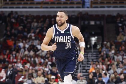 Chicago, Illinois, USA; Dallas Mavericks guard Klay Thompson (31) runs on the court during the first half at United Center. Mandatory Credit: Kamil Krzaczynski-Imagn Images