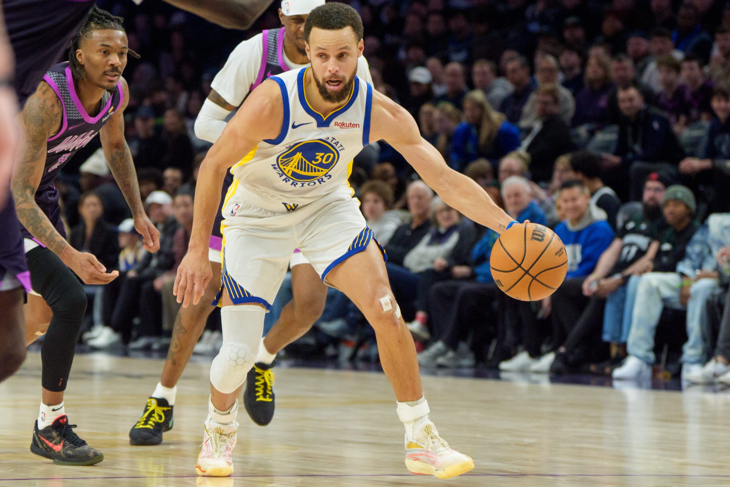Jan 25, 2026; Minneapolis, Minnesota, USA; Golden State Warriors guard Stephen Curry (30) drives to the basket against the Minnesota Timberwolves in the fourth quarter at Target Center. Mandatory Credit: Matt Blewett-Imagn Images