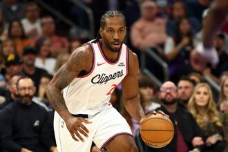 Phoenix, Arizona, USA; Los Angeles Clippers forward Kawhi Leonard (2) against the Phoenix Suns in the first half at Mortgage Matchup Center. Mandatory Credit: Mark J. Rebilas-Imagn Images