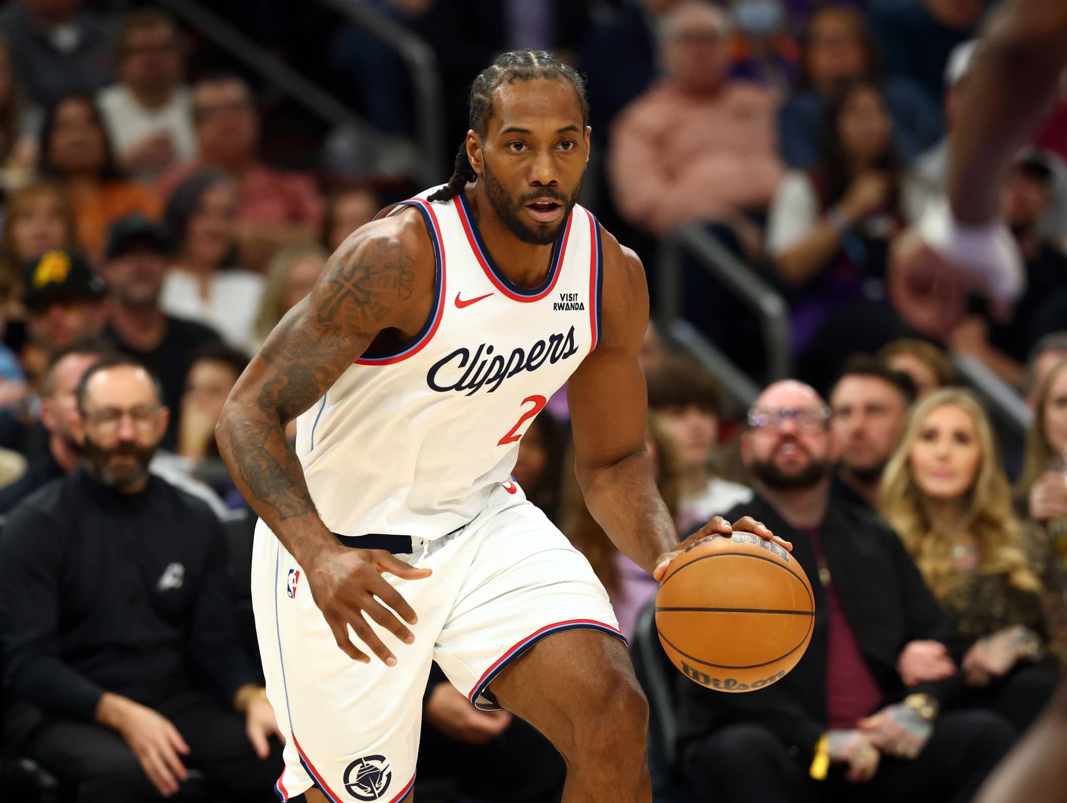 Phoenix, Arizona, USA; Los Angeles Clippers forward Kawhi Leonard (2) against the Phoenix Suns in the first half at Mortgage Matchup Center. Mandatory Credit: Mark J. Rebilas-Imagn Images