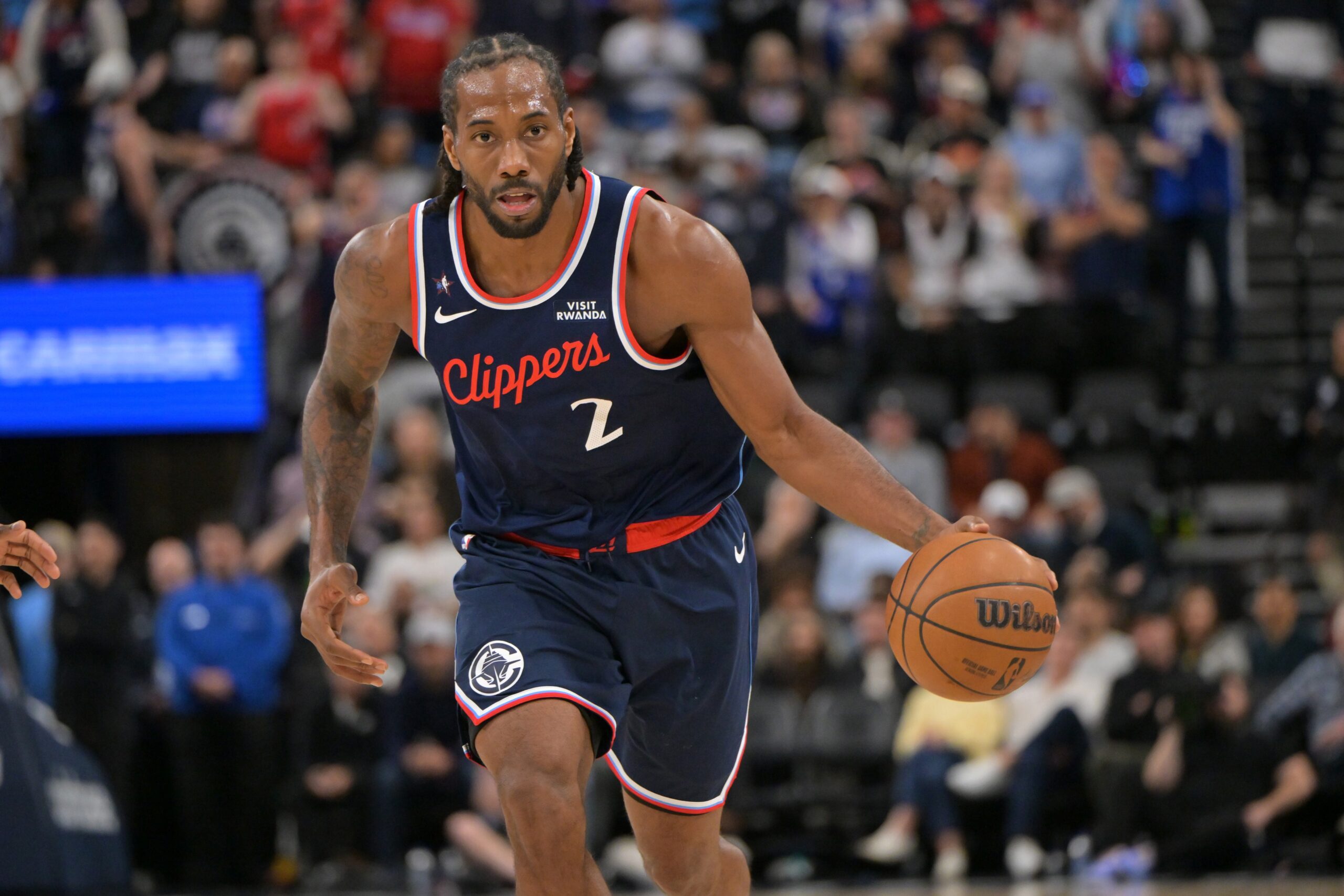 Los Angeles Clippers forward Kawhi Leonard (2) drives to the basket in the second half against the Cleveland Cavaliers at Intuit Dome.