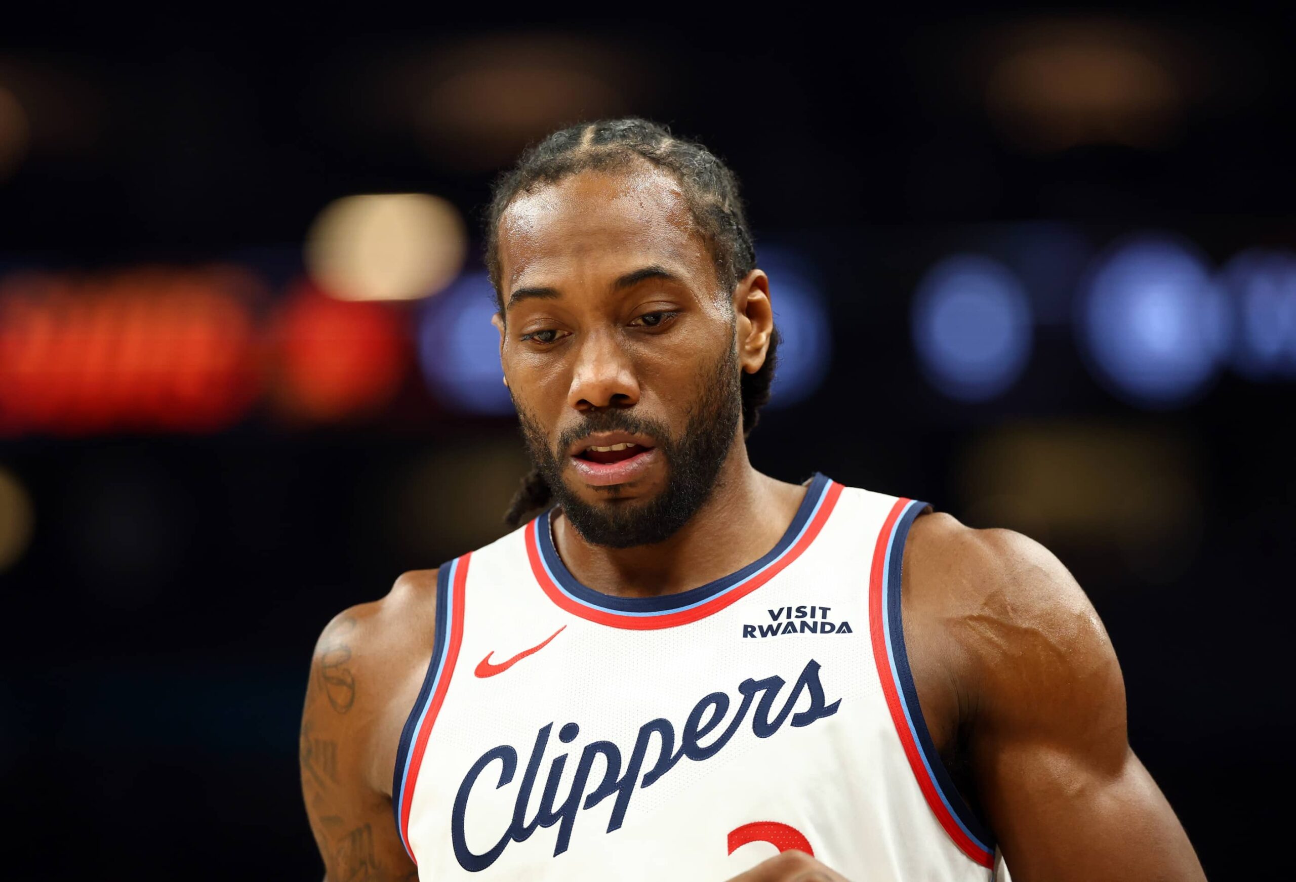 Phoenix, Arizona, USA; Los Angeles Clippers forward Kawhi Leonard (2) against the Phoenix Suns in the first half at Mortgage Matchup Center. Mandatory Credit: Mark J. Rebilas-Imagn Images