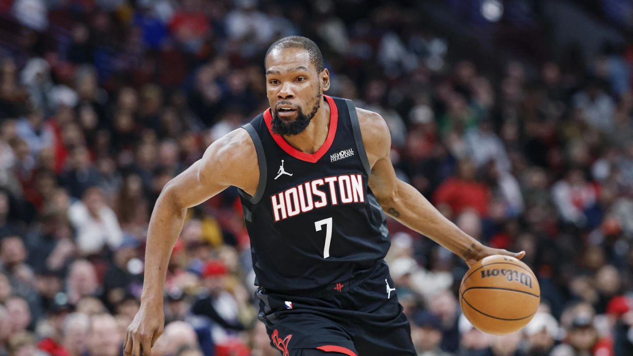 Mar 23, 2026; Chicago, Illinois, USA; Houston Rockets forward Kevin Durant (7) drives to the basket against the Chicago Bulls during the first half at United Center. Mandatory Credit: Kamil Krzaczynski-Imagn Images