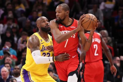 Houston, Texas, USA; Los Angeles Lakers forward LeBron James (23) defends against Houston Rockets forward Kevin Durant (7) during the fourth quarter at Toyota Center. Mandatory Credit: Troy Taormina-Imagn Images