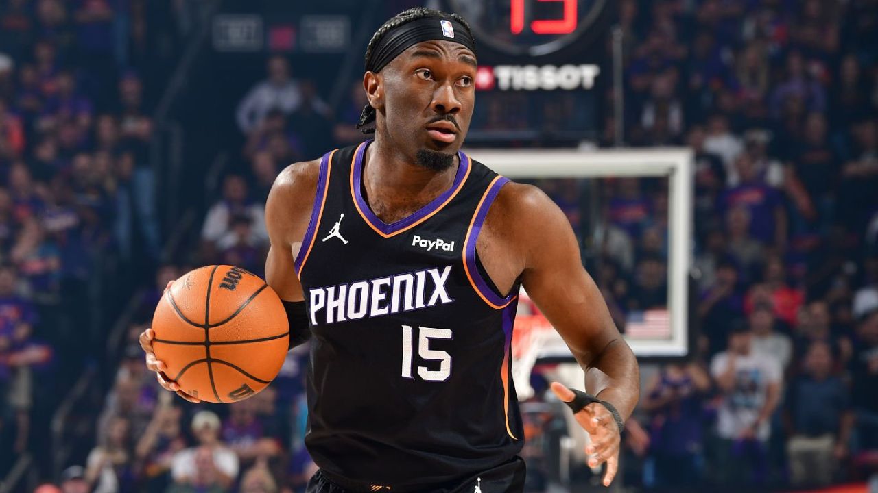 PHOENIX, AZ - APRIL 14: Mark Williams #15 of the Phoenix Suns looks to pass the ball during the game against the Portland Trail Blazers during the 2026 SoFi Play-In Tournament on April 14, 2026 at PHX Arena in Phoenix, Arizona. (Photo by Barry Gossage/NBAE via Getty Images)